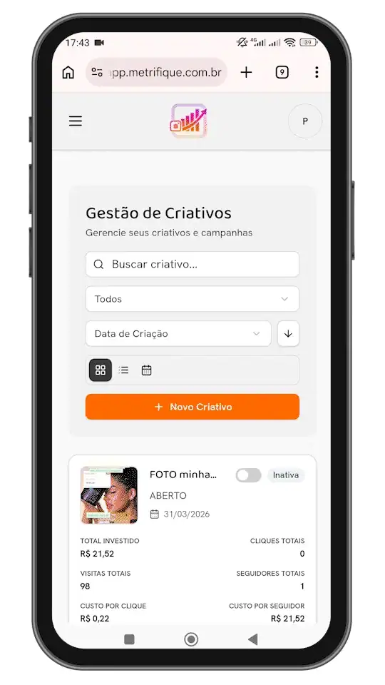 Tela de Gestão de Criativos da Metrifique no celular
